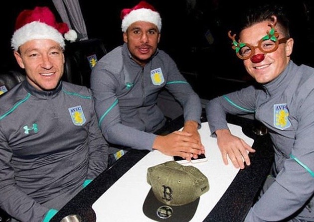John Terry hóa ông già Noel đi phát quà Giáng sinh - Bóng Đá