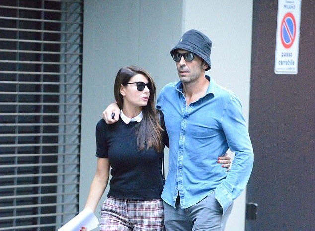 Thủ thành Buffon như nam thần dắt bạn gái dạo phố - Bóng Đá