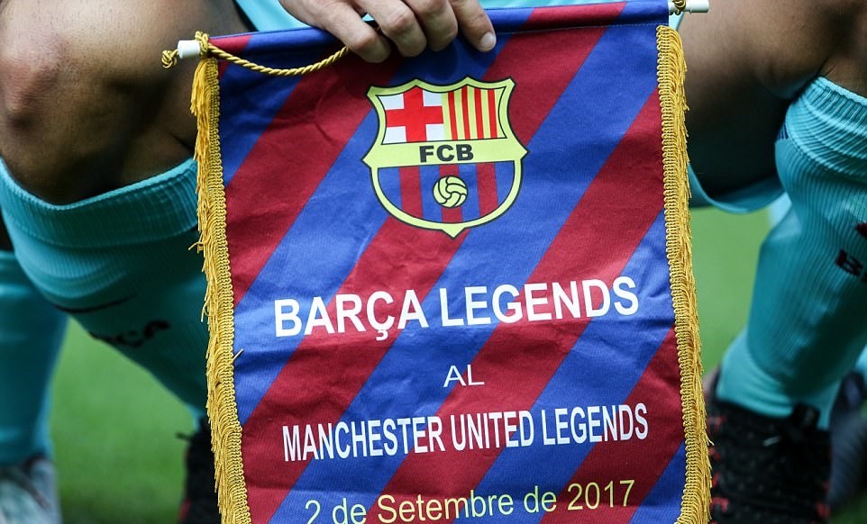 Huyền thoại M.U 2-2 Huyền thoại Barca: Đẳng cấp Nistelrooy - Bóng Đá