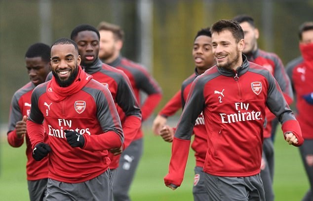 Hết rê dắt rồi xoạc bóng, Ozil cân cả buổi tập của Arsenal - Bóng Đá