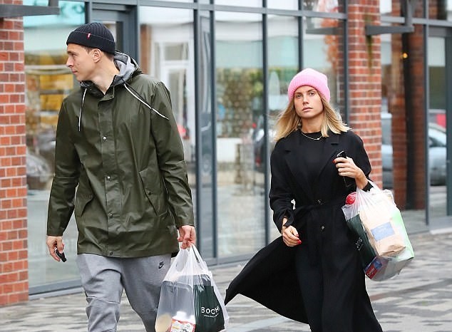 Mặc đại chiến Liverpool, Lindelof rảo bước đi shopping - Bóng Đá