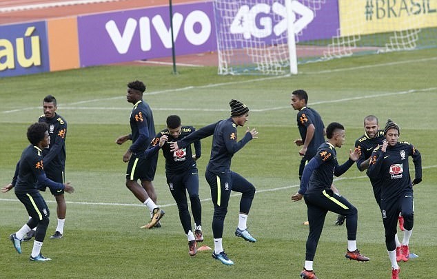 Neymar cười thả ga khi trở về tập trung cùng tuyển Brazil - Bóng Đá
