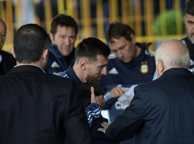 Messi bị vây kín khi đặt chân đến Uruguay - Bóng Đá