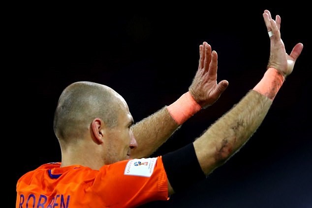 Nghẹn nước mắt ngày Arjen Robben chia tay 'Cơn lốc màu da cam' - Bóng Đá