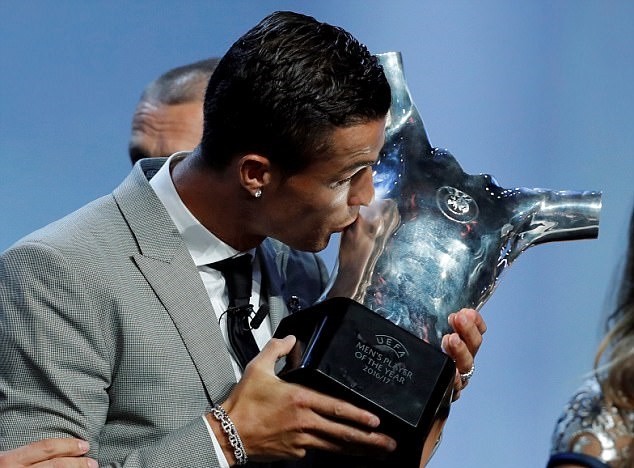 Ronaldo bảnh bao ôm trọn 2 giải thưởng cao quý - Bóng Đá