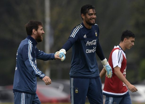Romero đấm thẳng mặt Messi trong buổi tập thứ 2 của Argentina - Bóng Đá