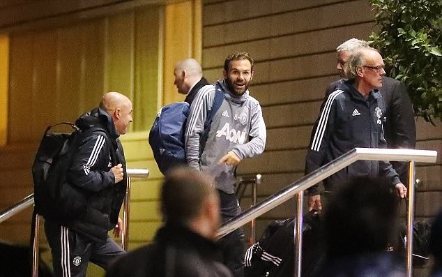 Real Madrid hành quân trong đêm trước áp lực kém Barca 8 điểm - Bóng Đá