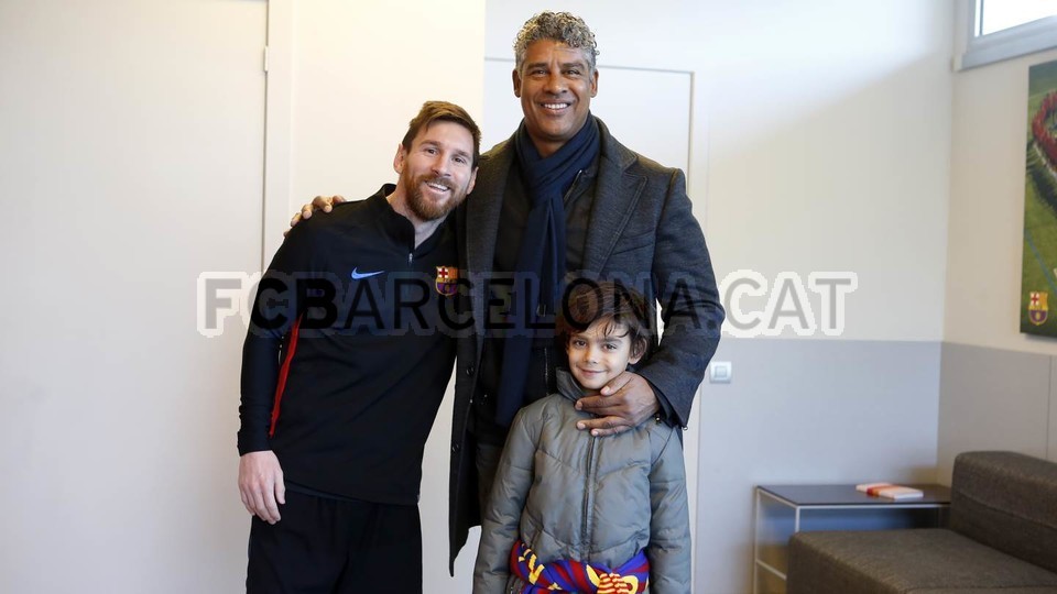 Frank Rijkaard bất ngờ ghé thăm Barcelona - Bóng Đá