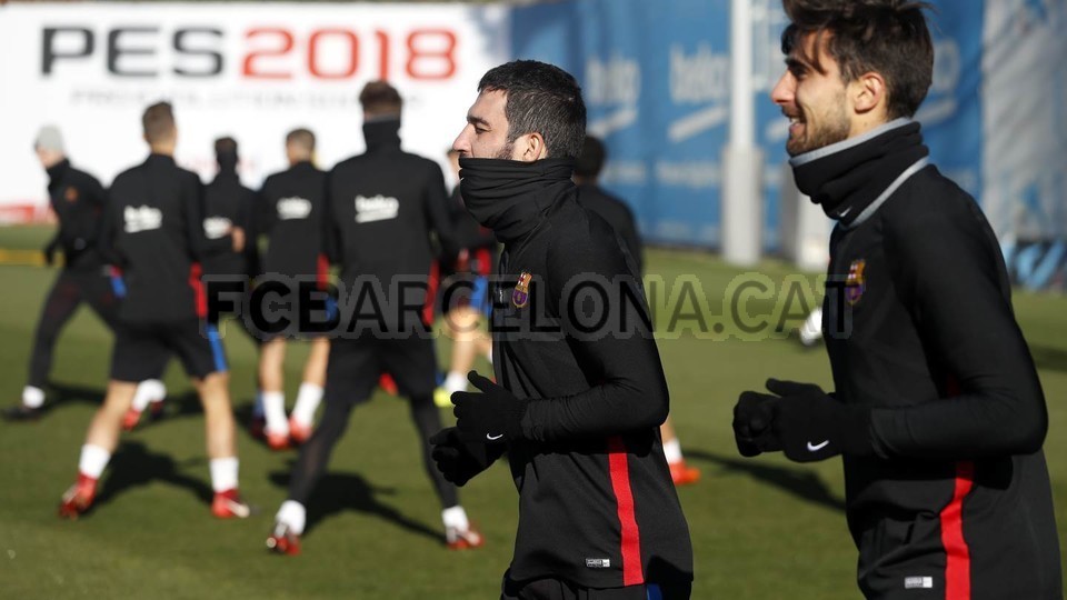 Suarez khiến Pique ngã chổng vó trong buổi tập của Barcelona - Bóng Đá