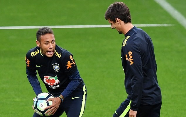 Coutinho đùa giỡn với Firmino trên sân tập, dẹp tan nghi ngờ - Bóng Đá