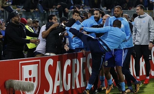 Marseille tự xấu hổ vì hình ảnh Evra - Bóng Đá
