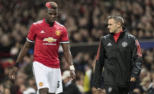 Pogba tập tễnh dùng nạng rời sân Old Trafford - Bóng Đá