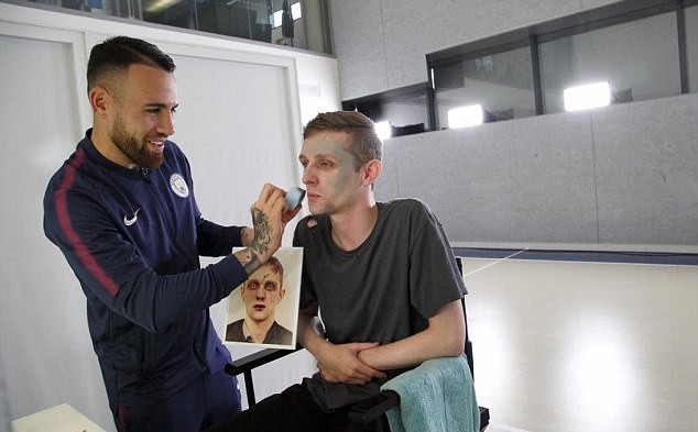 Dàn sao Man City học makeup - Bóng Đá