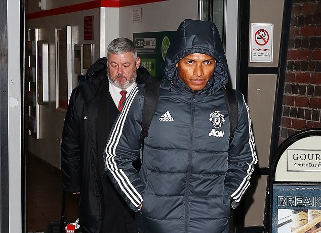 Dàn sao Man United trở lại Manchester - Bóng Đá