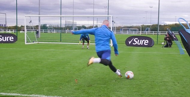 Wayne Rooney ngã sấp mặt trong buổi tập của Everton - Bóng Đá