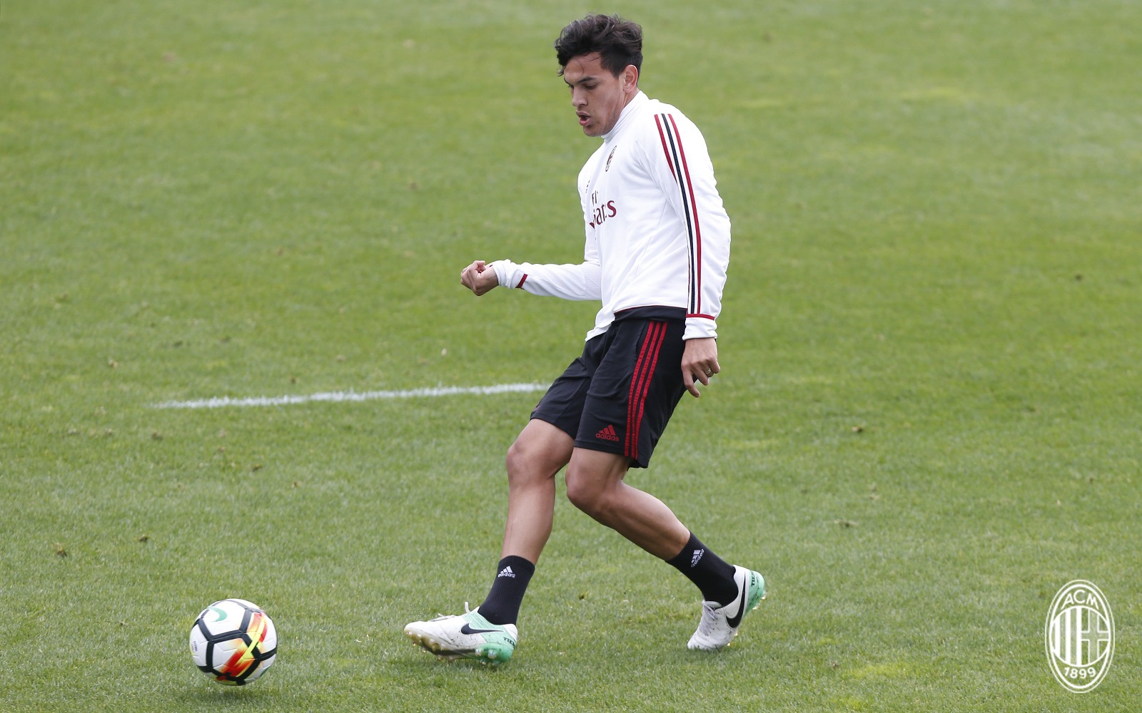 Dàn sao triệu đô của AC Milan tập cật lực, chờ chiến AS Roma - Bóng Đá