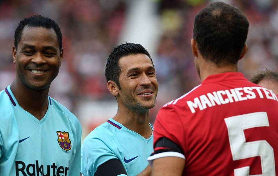 Huyền thoại M.U 2-2 Huyền thoại Barca: Đẳng cấp Nistelrooy - Bóng Đá