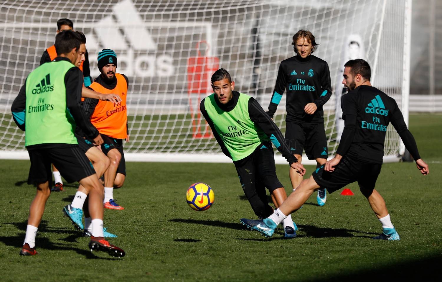 CHÙM ẢNH: Real Madrid đón dàn sao khủng trở lại tập luyện - Bóng Đá