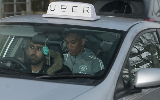 Thua derby, Mourinho và học trò mặt bí xị đến sân tập - Bóng Đá