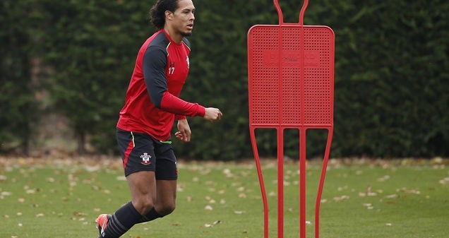 Không thể tới Liverpool, Van Dijk ngoan ngoãn trở lại tập luyện - Bóng Đá
