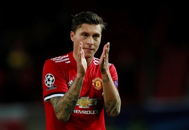 Mặc đại chiến Liverpool, Lindelof rảo bước đi shopping - Bóng Đá