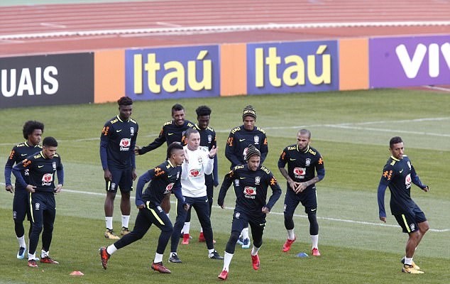 Neymar cười thả ga khi trở về tập trung cùng tuyển Brazil - Bóng Đá