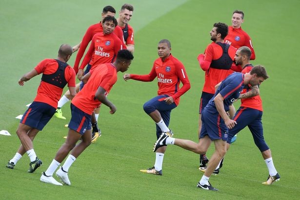 Mbappe kết thân Neymar ở buổi tập đầu tại PSG - Bóng Đá