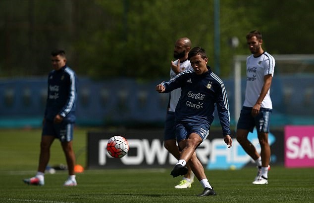 Argentina nguy cơ bị loại, Messi vẫn cười tươi - Bóng Đá