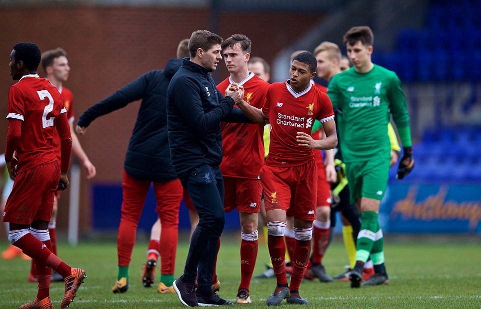 Gerrard phải ra tay khi cầu thủ trẻ Liverpool bị phân biệt chủng tộc - Bóng Đá