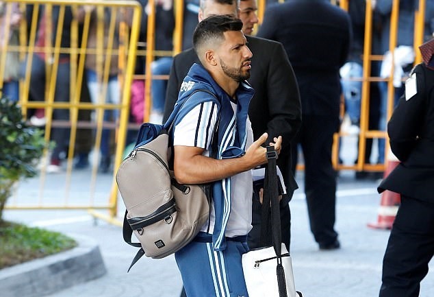 Messi bị vây kín khi đặt chân đến Uruguay - Bóng Đá