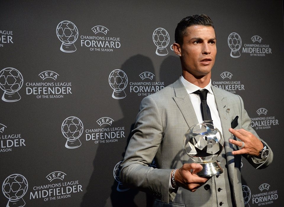 Ronaldo bảnh bao ôm trọn 2 giải thưởng cao quý - Bóng Đá