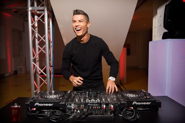 Ronaldo ra mắt nước hoa - Bóng Đá