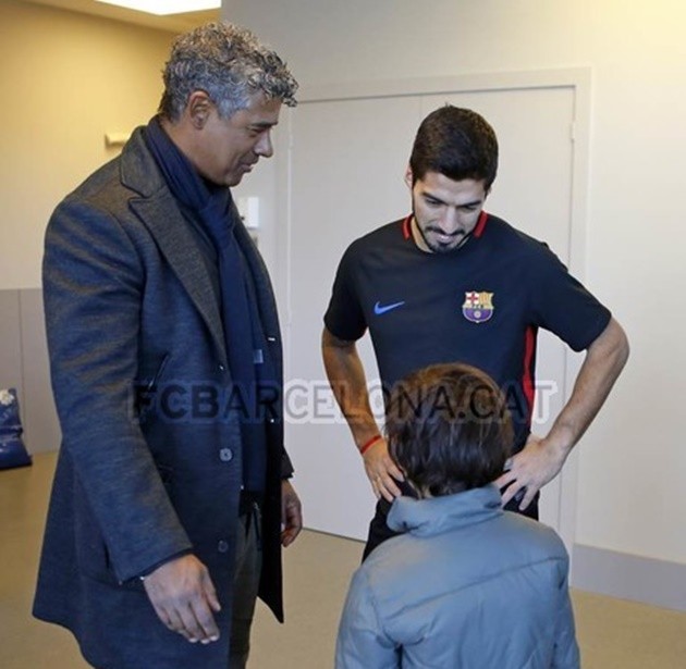 Frank Rijkaard bất ngờ ghé thăm Barcelona - Bóng Đá