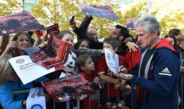 Chùm ảnh: Dàn sao Bayern Munich nhận siêu xe Audi - Bóng Đá