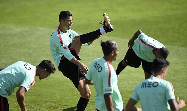 Ronaldo tập sung sức, sẵn sàng bùng nổ - Bóng Đá
