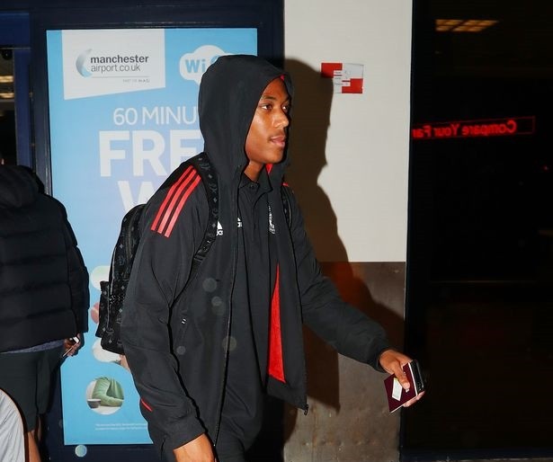 Chùm ảnh: Man United quay trở lại Anh - Bóng Đá