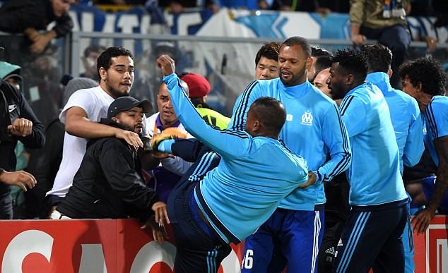 Marseille tự xấu hổ vì hình ảnh Evra - Bóng Đá