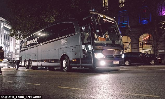 Dàn soái ca tuyển Đức đặt chân đến London, chờ chiến tuyển Anh - Bóng Đá