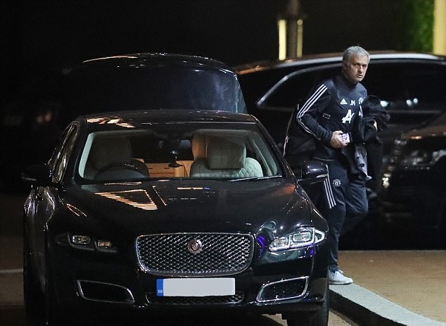 CẬN CẢNH: Mourinho 'chạy vắt giò lên cổ' để kịp chiến Chelsea - Bóng Đá