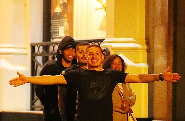 Được 'xả trại', Gabriel Jesus đi dự sinh nhật bạn thân - Bóng Đá