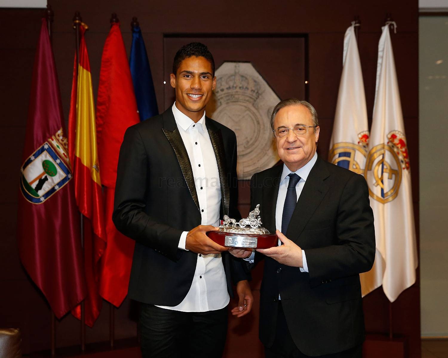 Raphael Varane rạng rỡ gia hạn hợp đồng với Real Madrid - Bóng Đá
