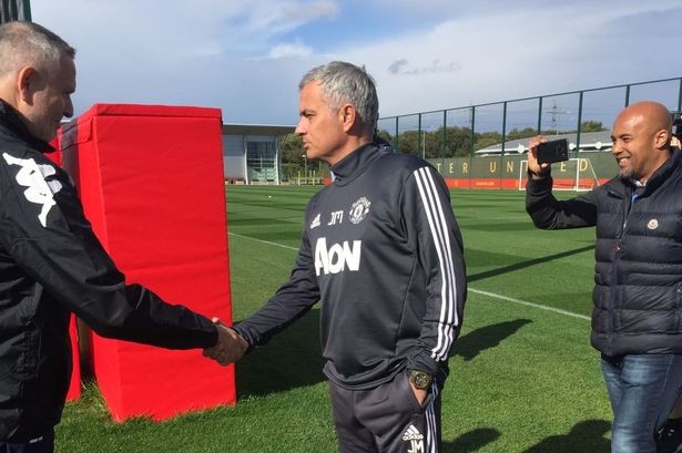 Sân tập Man United đón vị khách đặc biệt - Bóng Đá