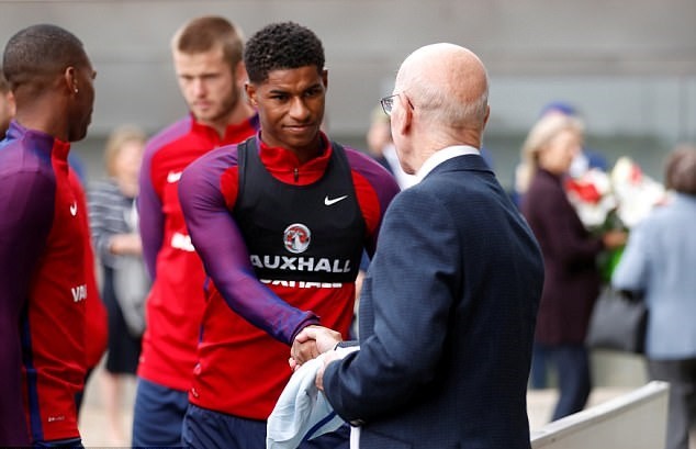 Rashford 'tay bắt, mặt mừng' huyền thoại M.U khi lên tuyển tập trung - Bóng Đá
