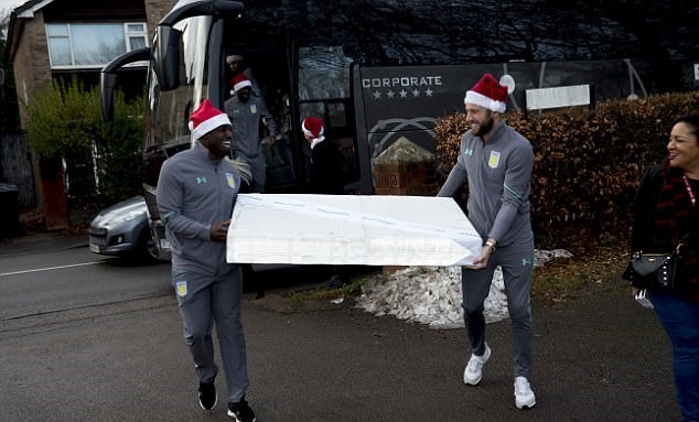 John Terry hóa ông già Noel đi phát quà Giáng sinh - Bóng Đá