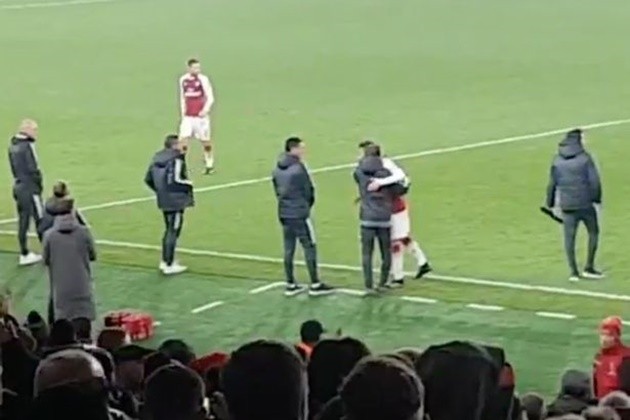 CẬN CẢNH: Ozil ôm chầm lấy cầu thủ, BHL Man United - Bóng Đá