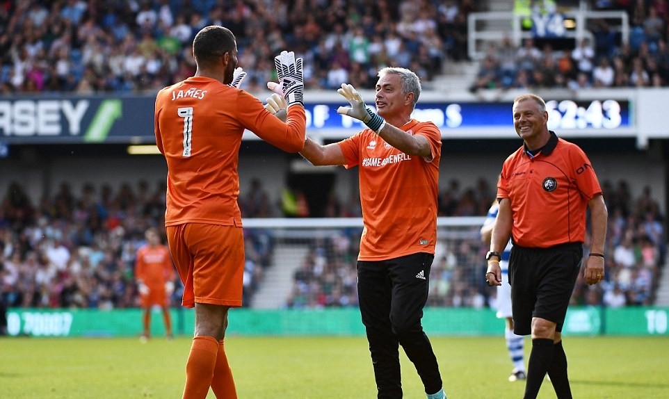 Mourinho xỏ găng ra sân, bắt hụt penalty khiến đội nhà thua cuộc - Bóng Đá
