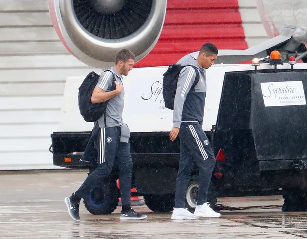 Mưa gió bão bùng trong ngày Man Utd hành quân tới Southampton - Bóng Đá