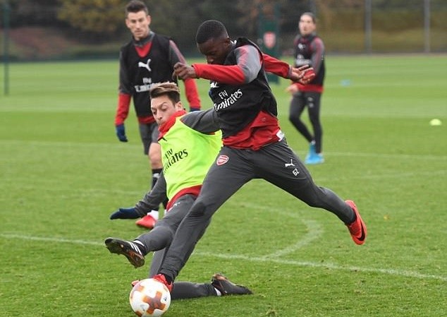 Hết rê dắt rồi xoạc bóng, Ozil cân cả buổi tập của Arsenal - Bóng Đá