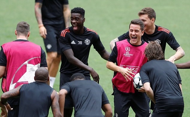 Sân tập Man Utd rộn tiếng cười - Bóng Đá