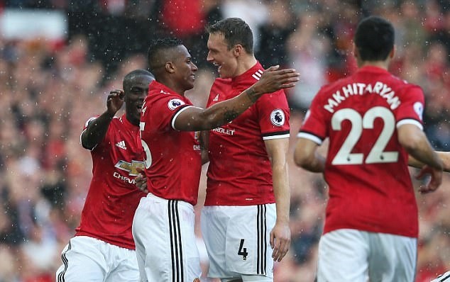 Mặc đại chiến Liverpool, Lindelof rảo bước đi shopping - Bóng Đá